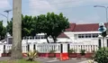 Bikin Kumuh, Satpol PP Bongkar Atribut Aksi dan Jemuran Celana Dalam Bekas di Depan Balekota Tasikmalaya
