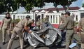 Adu Argumen Warnai Pembongkaran Atribut Aksi dan Jemuran Celana Dalam di Depan Balekota Tasikmalaya