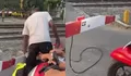 Viral Pria Rusak Palang Pintu KA di Sleman, KAI Lapor Polisi dan Terduga Pelaku Diamankan
