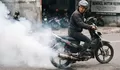 Awas Motor Ngebul! Cek Penyebab Asap Putih dari Knalpot dan Risiko Kerusakan Mesin yang Mengintai