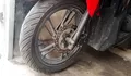 Ban Motor Mulai Oleng atau Muncul Retakan? Cek 5 Tanda Ini Sebelum Terlambat Ganti Baru