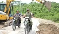 Bupati Jombang Tembus Hutan Plandaan, Pastikan Jalan Tapal Batas Dibangun Lewat Karya Bhakti
