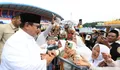 Momen Ratusan Ribu Warga NU Berdiri Bersholawat Sambut Prabowo di Stadion Gajayana Malang