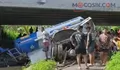 Diduga Sopir Mengantuk, Truk Tangki Solar Terjun ke Sungai di Mojokerto