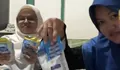 Momen Warga Unboxing Bingkisan dari Open House Prabowo, Ada Sekaleng Biskuit, Tumbler, hingga Sembako