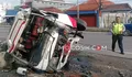 Diduga Sopir Ngantuk, Minibus Terguling di Jalan Raya Miagan Mojoagung