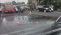 Cegah Kecelakaan Beruntun, Petugas Sigap Bersihkan Tumpahan Oli di Jalan Denanyar Jombang