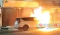 Panik! Mobil Innova Tiba-tiba Terbakar di Mojoagung Jombang, Api Cepat Membesar dari Mesin