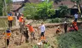 BPBD Jombang dan Warga Tangani Tanggul Sungai Jebol di Plandaan Akibat Hujan Deras