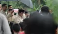 Prabowo Disambut Hangat Warga Banyumas Saat Ziarah ke Makam Margono Djojohadikusumo, Warga: Sehat Selalu!