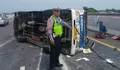 Angkut Rombongan Asal Sampang Menuju Blitar, Mobil Elf Terguling di Tol Jombang - Mojokerto