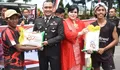 Berbagi Kebahagiaan di Hari Jadi Bhayangkara, Polres Bulukumba bagikan beras Gratis Ke Warga