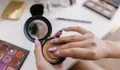 12 Rekomendasi Compact Powder Terbaik yang Bikin Riasan Wajah Tampak Flawless dan Tahan Lama