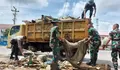 TNI dan Warga Gotong Royong Bersihkan Lumpur di Aceh