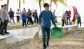 Walikota Amsakar Pimpin Aksi Gotong Royong di Pantai Ocarina, Tekankan Gerakan Indonesia ASRI