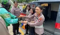 Polwan Polresta Barelang Tebar Kepedulian, Bagikan Sembako kepada Ojek Online di Batam Kota