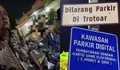 Adu Mulut Pemotor dan Jukir yang Minta Uang Parkir di Kawasan Parkir Digital Surabaya: Nggak Ada QRIS, ya Nggak Bayar