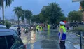 Aksi Hangat Polisi Lalu Lintas di Tengah Dinginnya Guyuran Hujan Pekanbaru