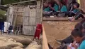 Sekolah Rusak, Siswa Tetap Belajar di Tanah