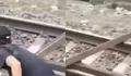 Tak Terima Kendaraan Ditabrak, Rel Kereta Malah Diblokade
