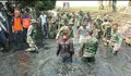 TNI dan Polri Bersatu Bersihkan Saluran Air dan Tanam Pohon di Batang untuk Cegah Banjir