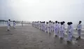 Seratusan Anggota Gabdika Kabupaten Batang Ikuti Ujian Kenaikan Tingkat Karate di Pantai Kuripan