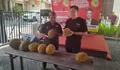 Cara Santai Kampanye Caleg PSI Andy Budiman, Bagi-bagi 700 Durian Gratis Bersama Warga Semarang