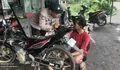 Cegah Pemasangan dan Penjualan Knalpot Brong, Polsek Patebon Cek Bengkel Motor