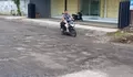 Warga Weleri Keluhkan Jalan Sering Rusak Padahal Baru Diperbaiki