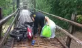 Hati-Hati Jembatan Bambu Sungai Blorong Licin saat Hujan