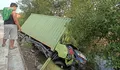 Truk Boks Terjun ke Parit Usai Tabrak Dump Truk di Jalan Lingkar Kaliwungu, Begini Kondisi Sopir