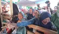 Warga Rela Berebut dan Berdesakan di Tradisi Nasi Anggi Haul Sunan Abinowo