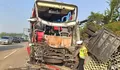 Kecelakaan Bus Harapan Jaya Seruduk Truk di Tol Batang-Semarang, Bagian Depan Remuk, Sopur Luka Parah