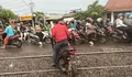 Banyak Pemotor Tergelincir di Perlintasan KA Kaliwungu, Begini Pesan Polisi