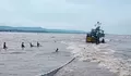 Dihantam Ombak Perahu Nelayan ini Karam di Muara Sungai Kutho Rowosari