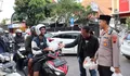 Dikira ada Razia, Pengendara Motor ini Sudah Keluarkan SIM dan STNK,  Malah Dikasih Takjil