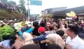 Syawalan Boja, Gunungan Hasil Bumi jadi Rebutan Warga di Depan Makan Nyi Dapu