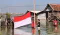 Viral Warga Timbulsloko Demak Kibarkan Bendera Merah Putih di Tengah Banjir Rob