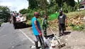 Jaga Kebersihan Lingkungan, Babinsa Melonguane dan Warga Gotong Royong Bersihkan Jalan Raya