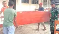 Sinergi Tanpa Batas: Babinsa dan Orang Tua Murid SDN Inpres Miangas Gotong Royong Benahi Sekolah