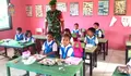 TNI Sahabat Siswa: Babinsa Sertu Julianus Suluge Pastikan Makan Bergizi Sampai ke Tangan Pelajar Di Kecamatan Beo Selatan Talaud