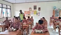 Babinsa Bowombaru Serka Sarlis Pontoh Dampingi Pemberian Makanan Bergizi Gratis di SD Inpres Bowombaru Talaud