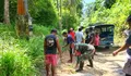 Jalan Rusak dan Berlubang Babinsa Bersama Warga Gotong royong Perbaiki jalan di Alude Talaud