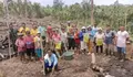 Perkuat Ketahanan Pangan di Talaud, Babinsa Koramil Essang Olah Lahan Tidur Bersama Warga