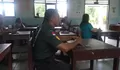 Perkuat Sinergi Pendidikan, Babinsa Koramil Lirung Talaud Kawal Rapat Koordinasi Orang Tua di SMPN 4 Kalongan