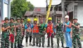 Personel Posad Miangas Satgas Pamputer Kodam XIII/Mdk membantu pemasangan Kabel Listrik bersama anggota PLTD Miangas di Desa Miangas Talaud