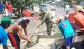 Jaga Kemanunggalan TNI-Rakyat Babinsa, Koramil 05/Essang, Serka Andris Porobaten Ikut Gotong royong Bangun Rumah Warga