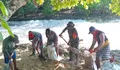 Babinsa Koramil 1312-04/Rainis, Koptu Eman Manein Bersama Warga Jemaat Kumpulkan Material Pasir Untuk Gereja