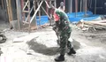 Manunggal Dengan Rakyat, Babinsa Koramil 04/Rainis, Serka Stenly Winowoda Bantu Bangun Rumah Warga