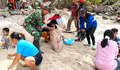 Hidupkan Gotong- Royong Babinsa Bersama Warga Kerja Bakti Angkut Pasir Untuk Pembangunan Gereja
